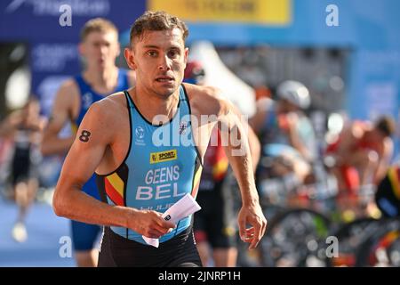 Le triathlète belge Jelle Geens photographié en action pendant la partie natation des championnats européens de triathlon masculin Munich 2022, à Munich, en Allemagne, le samedi 13 août 2022. La deuxième édition des Championnats d'Europe a lieu du 11 au 22 août et comporte neuf sports. BELGA PHOTO ERIC LALMAND Banque D'Images