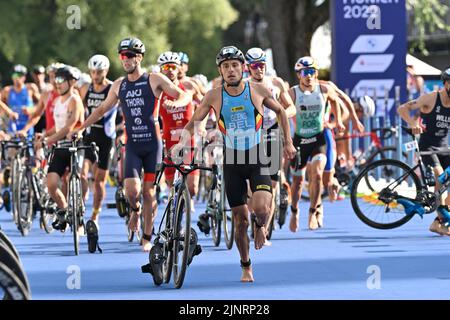 Le triathlète belge Jelle Geens photographié en action pendant la partie natation des championnats européens de triathlon masculin Munich 2022, à Munich, en Allemagne, le samedi 13 août 2022. La deuxième édition des Championnats d'Europe a lieu du 11 au 22 août et comporte neuf sports. BELGA PHOTO ERIC LALMAND Banque D'Images