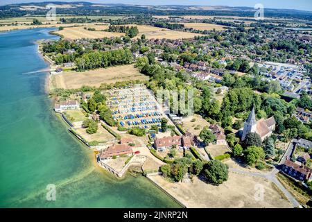 Survoler le magnifique village de Bosham, un lieu de voile populaire dans l'ouest de l'Angleterre du Sussex, l'église de la Sainte Trinité saxonne peut être vu clairement. Banque D'Images