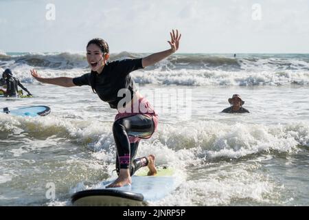 Khao Lak, Thaïlande. 13th août 2022. Un étudiant de surf conduit avec succès une vague à Khao Lak, le seul endroit connu pour le surf en Thaïlande. Pour développer le tourisme dans les zones mal desservies de Thaïlande, l'agence de marketing du pays, l'Autorité du tourisme de Thaïlande (TAT), a lancé des campagnes pour promouvoir le tourisme international dans le sud dans le cadre de sa campagne « nouveaux chapitres étonnants ». Cette partie spécifique de la campagne cible Phuket, Phangan, et Khao Lak, une région connue pour être le seul endroit pour aller surfer en Thaïlande. (Image de crédit : © Matt Hunt/SOPA Images via ZUMA Press Wire) Banque D'Images