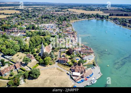 Prenez l'avion le long de l'estuaire dans le magnifique village de Bosham, un lieu de voile populaire dans l'ouest du Sussex en Angleterre Banque D'Images