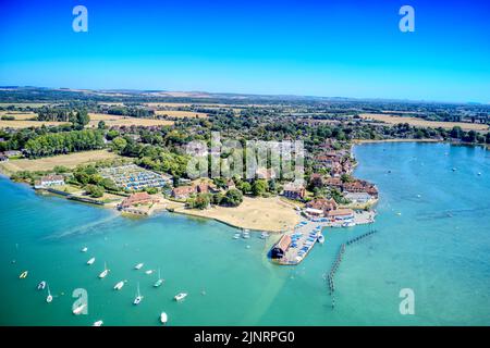 Photo aérienne vers la jetée du magnifique village de Bosham, un lieu de voile populaire dans l'ouest du Sussex en Angleterre Banque D'Images