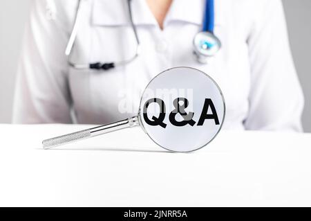 Q et A, questions médicales, réponses, concept de FAQ. Photo de haute qualité Banque D'Images