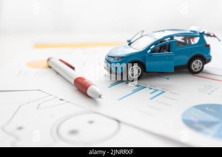 modèle de petite voiture et dessins de feuilles Banque D'Images