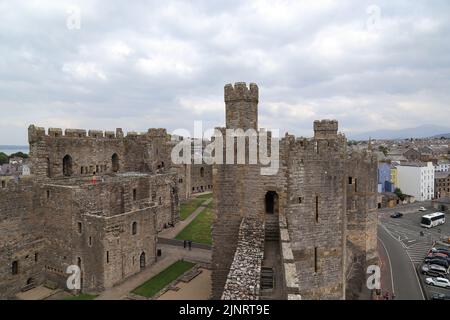 CAERNARFON, GRANDE-BRETAGNE - 14 SEPTEMBRE 2014 : vue sur le château de Caenarfon et ses environs depuis la hauteur de ses murs. Banque D'Images
