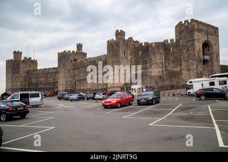 CAERNARFON, GRANDE-BRETAGNE - 14 SEPTEMBRE 2014 : c'est le château médiéval de Caernarfon, construit par les Anglais au 13th siècle comme symbole des Anglais Banque D'Images