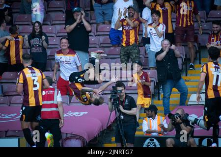 Bradford, Royaume-Uni. 13th août 2022. Harry Chapman, de Bradford City (c), fête après qu'il ait atteint le but 2nd de ses équipes. EFL Skybet football League Two Match, Bradford City et Newport County au stade de l'université de Bradford à Bradford, dans le Yorkshire, le samedi 13th août 2022. Cette image ne peut être utilisée qu'à des fins éditoriales. Utilisation éditoriale uniquement, licence requise pour une utilisation commerciale. Pas d'utilisation dans les Paris, les jeux ou un seul club/ligue/joueur publications.pic par crédit: Andrew Orchard sports photographie/Alamy Live News Banque D'Images