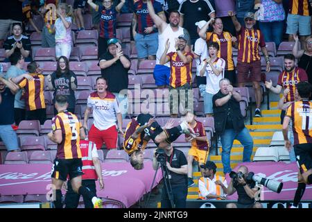 Bradford, Royaume-Uni. 13th août 2022. Harry Chapman, de Bradford City (c), fête après qu'il ait atteint le but 2nd de ses équipes. EFL Skybet football League Two Match, Bradford City et Newport County au stade de l'université de Bradford à Bradford, dans le Yorkshire, le samedi 13th août 2022. Cette image ne peut être utilisée qu'à des fins éditoriales. Utilisation éditoriale uniquement, licence requise pour une utilisation commerciale. Pas d'utilisation dans les Paris, les jeux ou un seul club/ligue/joueur publications.pic par crédit: Andrew Orchard sports photographie/Alamy Live News Banque D'Images