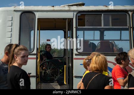 Zaporizhzhia, Ukraine. 13th août 2022. Natalia est assise dans un bus d'évacuation qui attend de l'aide après avoir fui Rozovka, en Ukraine. Pour beaucoup, Zaporizhjhia a servi de premier arrêt dans la région ukrainienne contrôlée après avoir fui les régions occupées de l'est. (Photo de Madeleine Kelly/SOPA Images/Sipa USA) crédit: SIPA USA/Alay Live News Banque D'Images