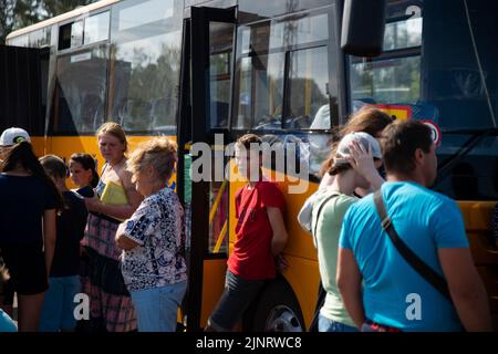 Zaporizhzhia, Ukraine. 13th août 2022. Fuyant la ville occupée de Rozovka, un jeune garçon attend près de son bus d'évacuation à Zaporizhzhia. Depuis le début de la guerre, la ville de Zaporizhzhia a mis en place des centres de réfugiés à travers la ville pour aider à l'afflux de ceux qui fuient la violence. (Photo de Madeleine Kelly/SOPA Images/Sipa USA) crédit: SIPA USA/Alay Live News Banque D'Images