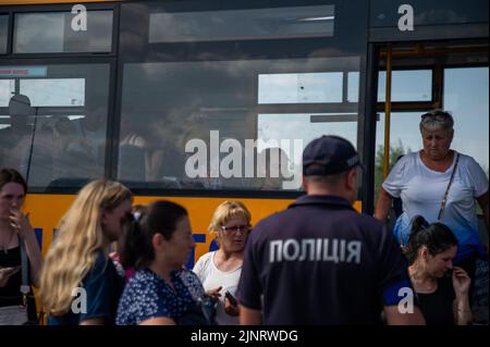 Zaporizhzhia, Ukraine. 13th août 2022. La police de Zaporizhzhia vérifie les documents lorsque les réfugiés arrivent dans des bus d'évacuation en provenance des régions occupées d'Ukraine. Zaporizhzhia continue de voir un afflux de réfugiés fuyant la violence pendant que la guerre se poursuit. (Photo de Madeleine Kelly/SOPA Images/Sipa USA) crédit: SIPA USA/Alay Live News Banque D'Images