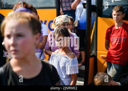 Zaporizhzhia, Ukraine. 13th août 2022. Une jeune fille attend à Zaporizhjhia après avoir évacué la ville occupée de Rozovka. À mesure que la guerre se poursuit, les réfugiés continuent de fuir la violence de la guerre. (Photo de Madeleine Kelly/SOPA Images/Sipa USA) crédit: SIPA USA/Alay Live News Banque D'Images