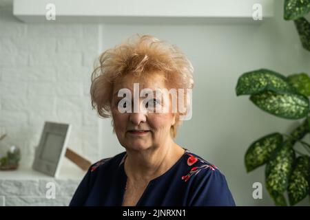 Femme âgée belle et positive, debout et souriante avec un sourire confiant montrant des dents Banque D'Images