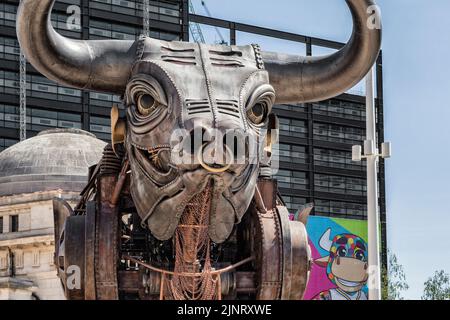 Détail du taureau qui fait rage de 10 mètres de haut de la cérémonie d'ouverture des Jeux du Commonwealth de 2022, aujourd'hui une attraction touristique très populaire à Birmingham. Banque D'Images