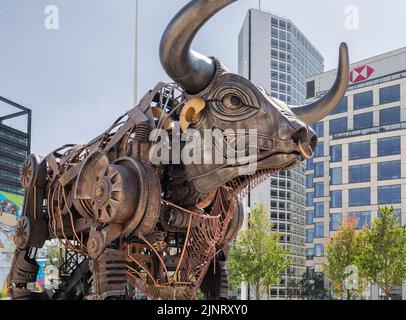 Détail du taureau qui fait rage de 10 mètres de haut de la cérémonie d'ouverture des Jeux du Commonwealth de 2022, aujourd'hui une attraction touristique très populaire à Birmingham. Banque D'Images