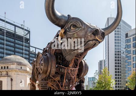 Détail du taureau qui fait rage de 10 mètres de haut de la cérémonie d'ouverture des Jeux du Commonwealth de 2022, aujourd'hui une attraction touristique très populaire à Birmingham. Banque D'Images