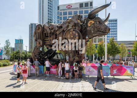 Les gens se émerveilleront devant le célèbre taureau de 10 mètres de haut qui fait rage lors de la cérémonie d'ouverture des Jeux du Commonwealth de 2022. Place du centenaire, Birmingham, Banque D'Images