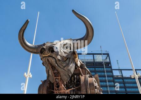 Détail du taureau qui fait rage de 10 mètres de haut de la cérémonie d'ouverture des Jeux du Commonwealth de 2022, aujourd'hui une attraction touristique très populaire à Birmingham. Banque D'Images