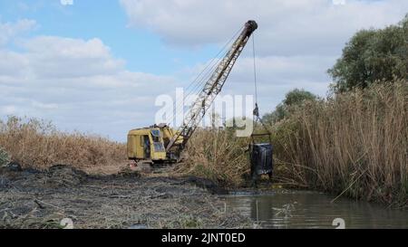 13 août 2022, oblast d'Odessa, Ukraine, Europe de l'est: Pelle approfondit et élargit le canal entre le Danube et les lacs (Credit image: © Andrey Nekrasov/ZUMA Press Wire) Banque D'Images