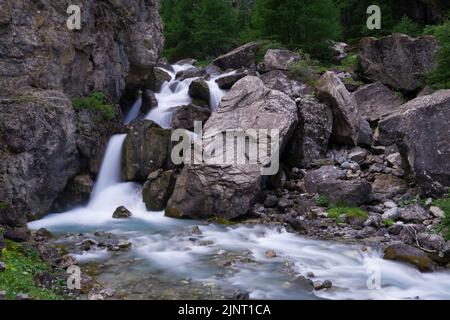 Cascade dans la rivière Romanche. Parc national des Écrins dans les Alpes françaises. Banque D'Images