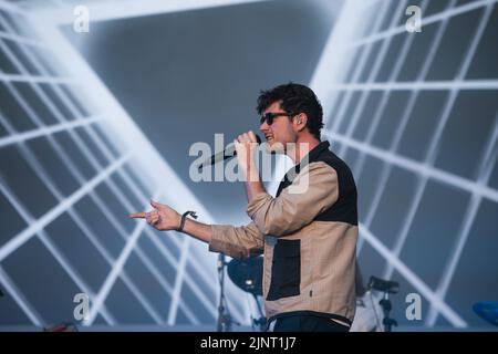 Newquay, Cornwall, Royaume-Uni. 13th août 2022. Bastille se exécutant sur la scène principale au Festival des Boardmasters 2022. Crédit : Sam Hardwick/Alamy. Banque D'Images