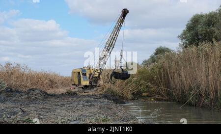 13 août 2022, oblast d'Odessa, Ukraine, Europe de l'est: Pelle approfondit et élargit le canal entre le Danube et les lacs (Credit image: © Andrey Nekrasov/ZUMA Press Wire) Banque D'Images