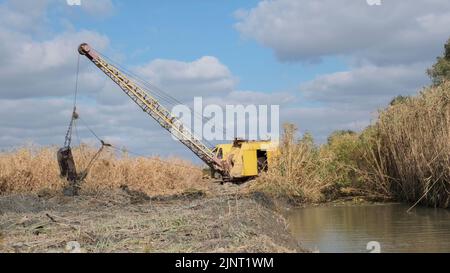 13 août 2022, oblast d'Odessa, Ukraine, Europe de l'est: Pelle approfondit et élargit le canal entre le Danube et les lacs (Credit image: © Andrey Nekrasov/ZUMA Press Wire) Banque D'Images