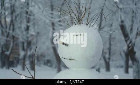 13 août 2022, oblast d'Odessa, Ukraine, Europe de l'est : bonhomme de neige drôle heureux, sur fond de fortes chutes de neige. (Credit image: © Andrey Nekrasov/ZUMA Press Wire) Banque D'Images