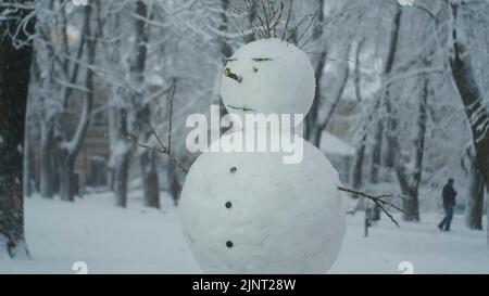 13 août 2022, oblast d'Odessa, Ukraine, Europe de l'est : bonhomme de neige drôle heureux, sur fond de fortes chutes de neige. (Credit image: © Andrey Nekrasov/ZUMA Press Wire) Banque D'Images