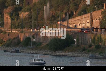 Koblenz, Allemagne. 13th août 2022. Les pompiers arrovent la pente de la forteresse d'Ehrenbreitstein avant le feu d'artifice de fermeture du Rhin en flammes. En raison de la sécheresse, il y a un risque d'incendie. Le long des plus belles étendues du Rhin, le spectacle de feux d'artifice « le Rhin en flammes » a lieu chaque année de mai à septembre. Crédit : Thomas Frey/dpa/Alay Live News Banque D'Images