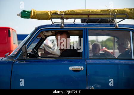 Zaporizhzhia, Ukraine. 13th août 2022. Après s'être enfui de son domicile à Rozovka, Roma et sa famille arrivent à Zaporizhzhia. Zaporizhzhia a continué à servir de centre de réfugiés pour les zones environnantes depuis le début de la guerre. (Image de crédit : © Madeleine Kelly/SOPA Images via ZUMA Press Wire) Banque D'Images