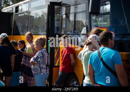 Zaporizhzhia, Ukraine. 13th août 2022. Fuyant la ville occupée de Rozovka, un jeune garçon attend près de son bus d'évacuation à Zaporizhzhia. Depuis le début de la guerre, la ville de Zaporizhzhia a mis en place des centres de réfugiés à travers la ville pour aider à l'afflux de ceux qui fuient la violence. (Image de crédit : © Madeleine Kelly/SOPA Images via ZUMA Press Wire) Banque D'Images