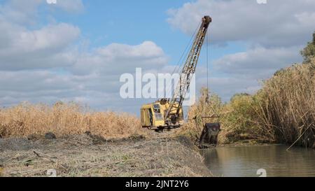 13 août 2022, oblast d'Odessa, Ukraine, Europe de l'est: Pelle approfondit et élargit le canal entre le Danube et les lacs (Credit image: © Andrey Nekrasov/ZUMA Press Wire) Banque D'Images