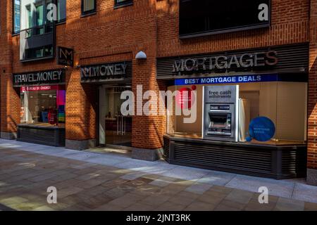 NM Money London - NM Money Paternoster Row Branch dans le quartier financier de la ville de Londres. Fait partie du GROUPE D'argent NM. Banque D'Images