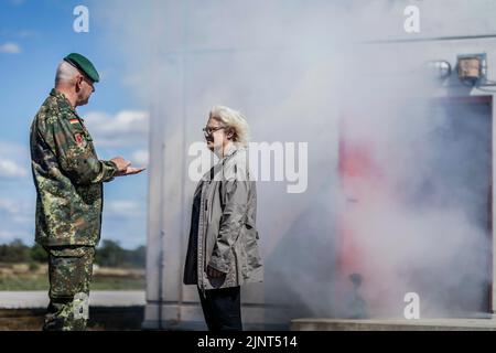 Mali. 11th juillet 2022. Christine Lambrecht (SPD), ministre fédérale de la Défense, a participé à une simulation au centre d'entraînement au combat de la Bundeswehr à Schnoeggersburg, 11 juillet 2022. Des soldats du bataillon Jaeger se préparent pour le déploiement au Mali. Credit: dpa/Alay Live News Banque D'Images