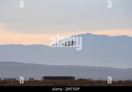 Northrup B-2 un bombardier prend son envol en début de soirée à la base aérienne Edwards, en Californie Banque D'Images