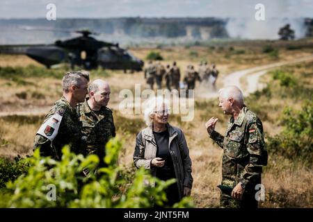 Mali. 11th juillet 2022. Christine Lambrecht (SPD), ministre fédérale de la Défense, photographiée lors d'un exercice du bataillon Jaeger 292 au centre d'entraînement au combat de la Bundeswehr à Letzlingen, 11 juillet 2022. Des soldats du bataillon Jaeger se préparent pour le déploiement au Mali. Credit: dpa/Alay Live News Banque D'Images