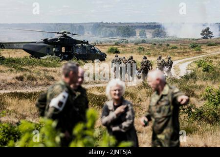 Mali. 11th juillet 2022. Christine Lambrecht (SPD), ministre fédérale de la Défense, photographiée lors d'un exercice du bataillon Jaeger 292 au centre d'entraînement au combat de la Bundeswehr à Letzlingen, 11 juillet 2022. Des soldats du bataillon Jaeger se préparent pour le déploiement au Mali. Credit: dpa/Alay Live News Banque D'Images