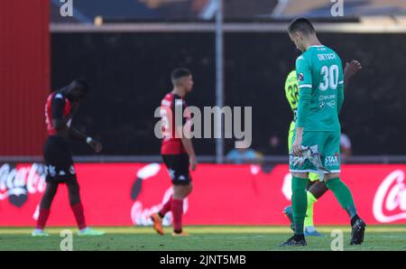 Les joueurs de RFC Seraing semblent découragés après avoir perdu un match de football entre RFC Seraing et Sporting Charleroi, samedi 13 août 2022 à Seraing, le 4 e jour de la première division du championnat belge de la « Jupiler Pro League » 2022-2023. BELGA PHOTO VIRGINIE LEFOUR Banque D'Images