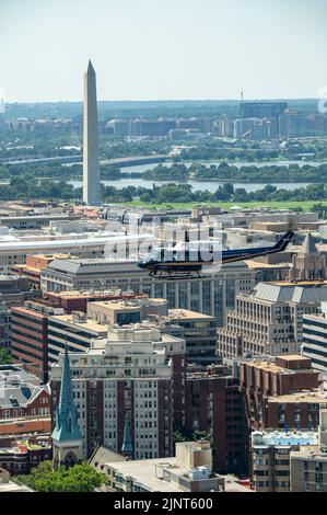 Un HÉLIOTEUR UH-1N Huey affecté au premier Escadron d'hélicoptères, joint base Andrews, Md., survole Washington, D.C., pendant l'entraînement, 9 août 2022. 1 la mission de HS est de fournir un transport aérien prioritaire pour les cadres supérieurs civils et militaires de niveau national dans la région de la capitale nationale. (É.-U. Photo de la Force aérienne par le Sgt. Nicholas Priest) Banque D'Images