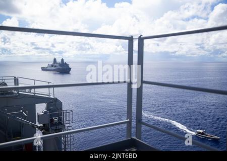 USS New Orleans (LPD 18) et un bateau rigide gonflable de Hull affecté à l'USS New Orleans naviguer dans l'eau pendant une visite, un conseil, une recherche et un exercice de saisie, la mer des Philippines, 7 août 2022. VBSS fait partie des opérations d'interception maritime qui visent à retarder, à perturber ou à détruire les forces ou les approvisionnements ennemis dans le domaine maritime. Le MEU de 31st opère à bord des navires du Groupe amphibie Ready de Tripoli dans la zone d'opérations de la flotte de 7th pour améliorer l'interopérabilité avec les alliés et les partenaires et servir de force de réaction prête à l'emploi pour défendre la paix et la stabilité dans la région Indo-Pacifique. ( Banque D'Images
