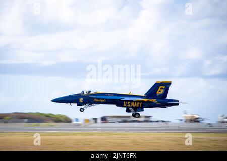 Un Super Hornet des Blue Angels F/A-18 prend son envol dans le cadre du spectacle aérien de la baie de Kaneohe 2022, Marine corps Air Station Kaneohe Bay, Marine corps base Hawaii, le 12 août 2022. À titre d’escadron de démonstration de vol de la Marine américaine, les Blue Angels sont composés de six F/A-18 Super Hornets et d’un C-130J Hercules qui effectuent des opérations aérobies aux États-Unis. Le Kaneohe Bay Air Show, qui contenait des spectacles aériens, des expositions statiques, des démonstrations et des vendeurs, a été conçu pour exprimer l'appréciation de la MCBH aux résidents d'Hawaï et leur soutien continu à l'installation. (É.-U. Photo du corps marin b Banque D'Images