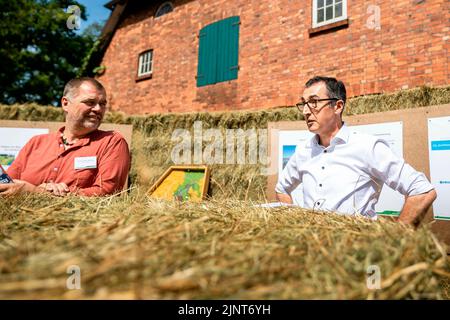 Osterholz Scharmbeck, Allemagne. 12th juillet 2022. Le ministre fédéral de l'alimentation et de l'Agriculture CEM Oezdemir visite la compagnie de Hans Luetjen-Wellner à Osterholz-Scharmbeck, 12 juillet 2022. Copyright: Leon Kuegeler/photothek.de crédit: dpa/Alay Live News Banque D'Images