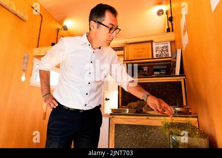 Osterholz Scharmbeck, Allemagne. 12th juillet 2022. Le ministre fédéral de l'alimentation et de l'Agriculture CEM Oezdemir regarde une petite maison sur la ferme de Hans Luetjen-Wellner à Osterholz-Scharmbeck, 12 juillet 2022. Copyright: Leon Kuegeler/photothek.de crédit: dpa/Alay Live News Banque D'Images