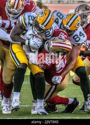 Santa Clara, Californie, États-Unis. 12th août 2022. San Francisco 49ers défensive fin Kerry Hyder Jr. (92) arrête les Packers de Green Bay qui reviennent Patrick Taylor (27) vendredi, 12 août 2022, au stade Levis à Santa Clara, Californie. Le 49ers a battu les Packers 28-21 lors d'un match de pré-saison. (Credit image: © Al Golub/ZUMA Press Wire) Banque D'Images