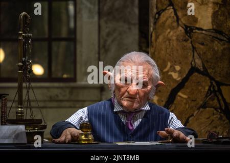 Londres, Royaume-Uni - 10 juin 2022 : Goblin Teller assis à son bureau de la Gragotts Wizarding Bank sur la Diagon Alley, Harry Potter Studio, Londres Banque D'Images