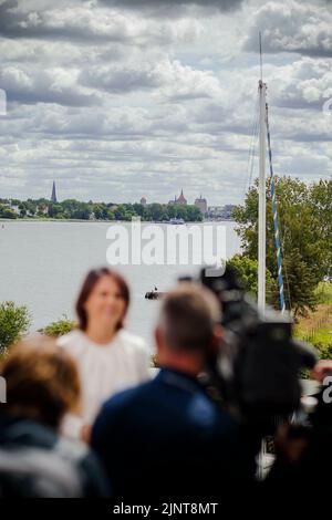 Rostock, Allemagne. 14th juillet 2022. Allemagne voyage du ministre fédéral des Affaires étrangères dans le cadre de la stratégie de sécurité nationale. Annalena Baerbock (Alliance 90/les Verts), ministre fédéral des Affaires étrangères, visite l'Institut Fraunhofer pour le traitement des données graphiques au Campus des technologies océaniques de Rostock. Ici pris dans le cadre d'un communiqué de presse avec une vue de Rostock. Rostock, 14 juillet 2022 Credit: dpa/Alay Live News Banque D'Images