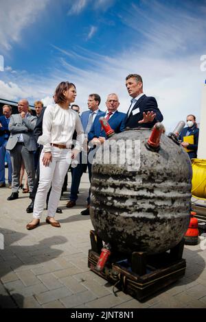 Rostock, Allemagne. 14th juillet 2022. Allemagne voyage du ministre fédéral des Affaires étrangères dans le cadre de la stratégie de sécurité nationale. Annalena Baerbock (Alliance 90/les Verts), ministre fédéral des Affaires étrangères, visite l'Institut Fraunhofer pour le traitement des données graphiques du Campus des technologies océaniques de Rostock et inspecte une vieille mine de mer. Ces widgets de combat sont récupérés de la mer Baltique par l'opération DE plongée et de sauvetage DE LA BALTIQUE à Rostock en utilisant la technologie moderne de plongée et de récupération. Rostock, 14 juillet 2022 Credit: dpa/Alay Live News Banque D'Images