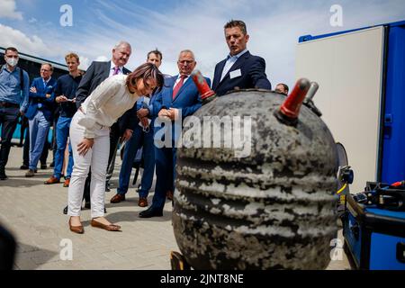 Rostock, Allemagne. 14th juillet 2022. Allemagne voyage du ministre fédéral des Affaires étrangères dans le cadre de la stratégie de sécurité nationale. Annalena Baerbock (Alliance 90/les Verts), ministre fédéral des Affaires étrangères, visite l'Institut Fraunhofer pour le traitement des données graphiques du Campus des technologies océaniques de Rostock et inspecte une vieille mine de mer. Ces widgets de combat sont récupérés de la mer Baltique par l'opération DE plongée et de sauvetage DE LA BALTIQUE à Rostock en utilisant la technologie moderne de plongée et de récupération. Rostock, 14 juillet 2022 Credit: dpa/Alay Live News Banque D'Images