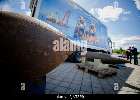 Rostock, Allemagne. 14th juillet 2022. Allemagne voyage du ministre fédéral des Affaires étrangères dans le cadre de la stratégie de sécurité nationale. Vue détaillée des anciennes munitions récupérées de la mer Baltique par l'opération DE plongée et de sauvetage DE LA BALTIQUE à Rostock à l'aide de la technologie moderne de plongée et de récupération. Rostock, 14 juillet 2022 Credit: dpa/Alay Live News Banque D'Images